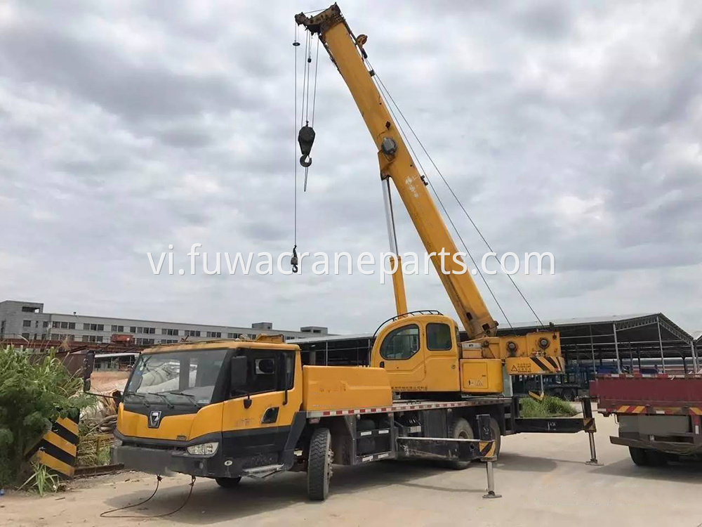 999 Manitowoc Crane